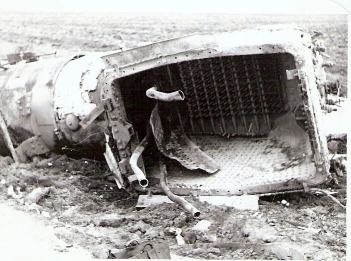  Výbuch kotla 555.3277 pri Sládkovičove 5.2.1964. Kotol rušňa ležiaci na pravom boku v poli - pohľad do kúreniska. Anon., 2.1964. 110 x 78 