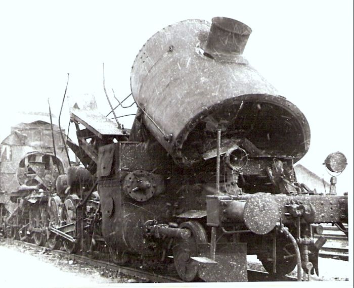  Výbuch kotla 555.3277 pri Sládkovičove 5.2.1964. Pohľad na spodok rušňa s deform. dýmnicou šikmo zprava zpredu. Anon., 2.1964. 110 x 85 