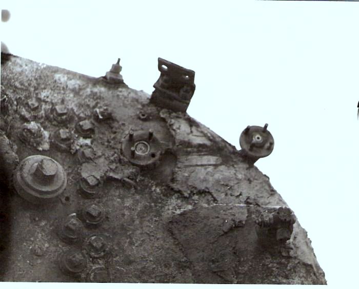  Výbuch kotla 555.3277 pri Sládkovičove 5.2.1964. Pohľad na časť dvernice kotla s prírubami demont. vodoznakov. Anon., 2.1964. 113 x 83 