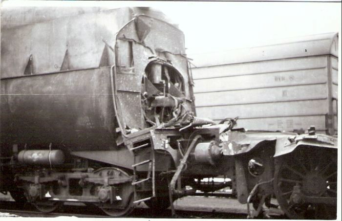  Výbuch kotla 555.3277 pri Sládkovičove 5.2.1964. Pohľad na stred rušňa - časť tendra a priestor kabíny rušňa. Vzadu časť dvojnápr. mraziar. vozňa. Anon., 2.1964. 135 x 85, 5.2.1964 