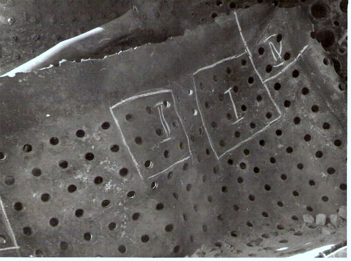  Výbuch kotla 555.3277 pri Sládkovičove 5.2.1964. Pohľad na strhnutý strop pece. Anon., 2.1964. 110 x 82 