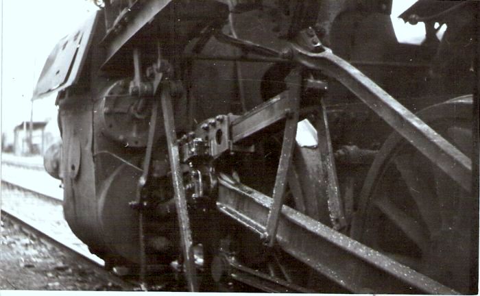  Výbuch kotla 555.3277 pri Sládkovičove 5.2.1964. Detail priestoru okolo križiaku na ľavej strane - pohľad odzadu dopredu. Anon., 2.1964. 135 x 83 