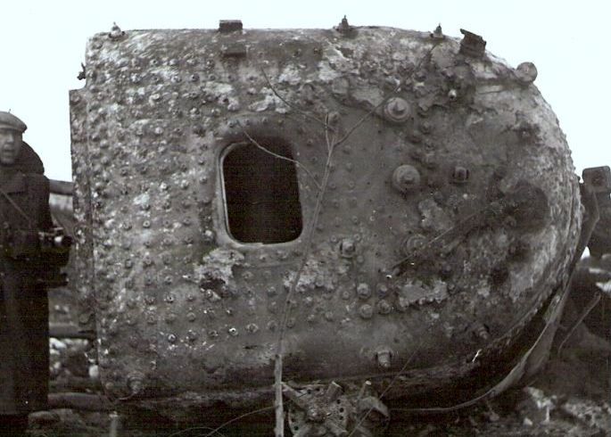  Výbuch kotla 555.3277 pri Sládkovičove 5.2.1964. Pohľad na dvernicu kotla, ležiaceho na pravom boku. Vľavo civil s fotoaparátom. Anon., 2.1964. 113 x 82 