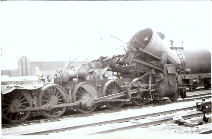  Výbuch kotla 555.3277 pri Sládkovičove 5.2.1964. Pohľad na spodok rušňa s deform. dýmnicou z pravej strany v žst. Sládkovičovo. Vzadu Rah, Ztr, odchod. návestidlo, vpredu výkoľajka. Anon., 2.1964. 137 x 85 