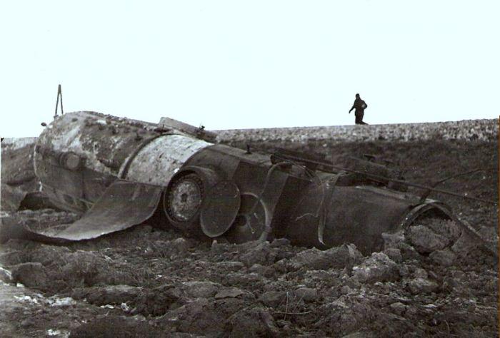  Výbuch kotla 555.3277 pri Sládkovičove 5.2.1964. Kotol rušňa ležiaci na pravom boku v poli, vzadu násyp trate. Anon., 2.1964. 113 x 83 