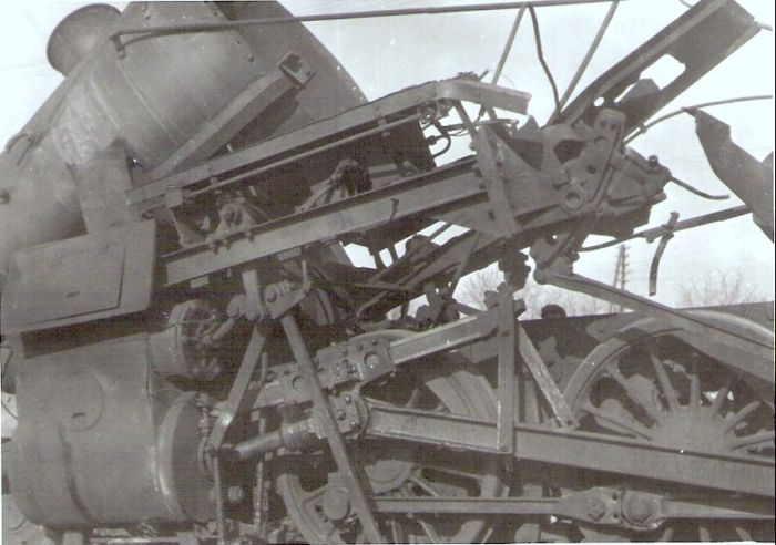  Výbuch kotla 555.3277 pri Sládkovičove 5.2.1964. Pohľad z ľavej strany na predok rušňa. Anon., 2.1964. 108 x 76 