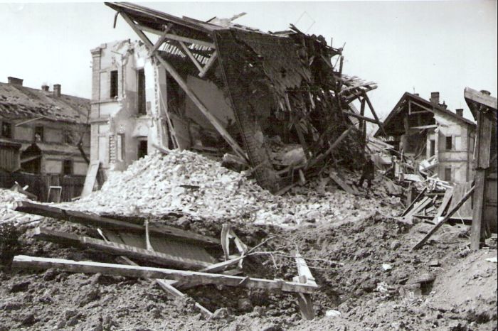  Bratislava sriaď. nádr. - rozbité železničné obytné domy po bombardovaní (kolónia, v úrovni bývalej výpravnej budovy). Foto: ČSD, Kľučka, 1945. 123 x 81 