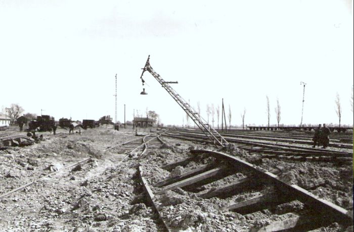  Bratislava sriaď. nádr. - vajnorské zhlavie smer. skupiny po bombardovaní, pohľad od smer. skup. k odchod. návestidl.. Vyvrátený ovetľ. stožiar. Foto: ČSD, Kľučka, 1945. 123 x 81 