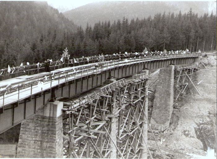  Opravený viadukt 5 x 25 m v km 35,024 Čierna Voda na trati Banská Bystrica - Dolná Štubňa odb. Pohľad zhora a zvnútra oblúka. Anon., cca 1947. 170 x 123 