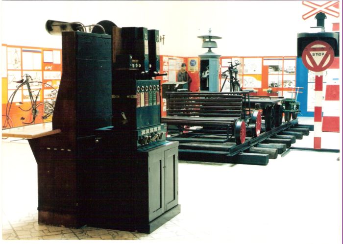  Výstava Človek na kolesách v bratislavskom SNM - celk. pohľad do sály. Zab. riadiace prístroje, drezíny, číňan atd. Foto: M. Entner, 1996. 178 x 126, COLOR 