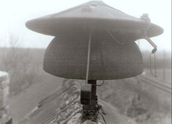 Zvonkové návestidlo na streche stráž. domu v Rišňovciach (zhlavie na Zbehy). Foto: Kubáček, cca 1983. 115 x 80 