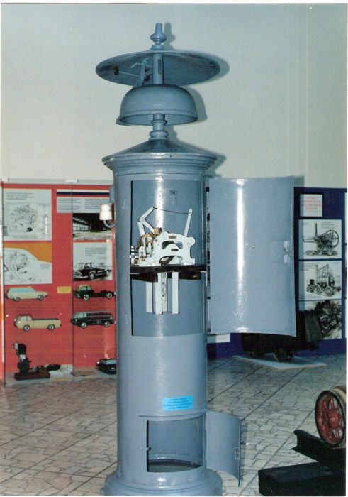  Zvonkové návestidlo číňan na výstave Človek na kolesách v bratislavskom SNM. Foto: M. Entner, 1996. 126 x 178 