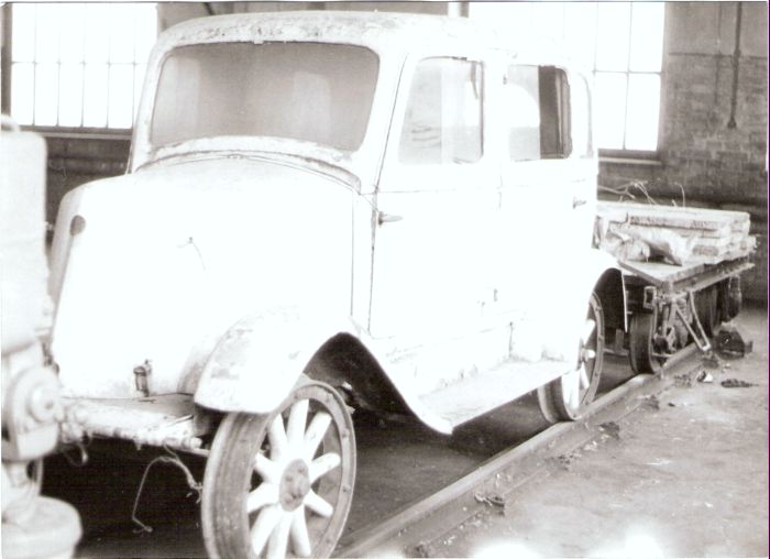  Osobná motor. drezína Tatra 15/30 v depe Kúty. Foto: Z. Piešová, cca 1985. 178 x 129 