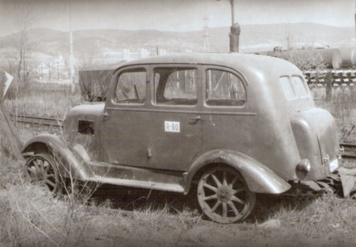  Osobná motor. drezína Tatra 15/52 Dm 4-47038 v starom depe Bratislava východ v tupíku za točňou. Za ňou výzbroj. stojan mazutu. Vzadu sídlisko a Karpaty. Foto: Z. Piešová, 13.4.1985. 178 x 130 