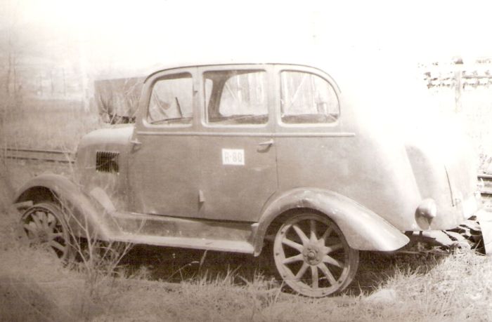  Osobná motor. drezína Tatra 15/52 Dm 4-47038 v starom depe Bratislava východ v tupíku za točňou. Za ňou výzbroj. stojan mazutu. Vzadu sídlisko a Karpaty. Foto: Z. Piešová, 13.4.1985. 130 x 90 
