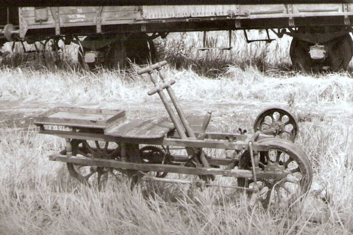  Ručná trojkolesová drezína typu Sheppard telegrafná v starom depe Bratislava východ. Foto: Z. Piešová, leto 1985.130 x 90 