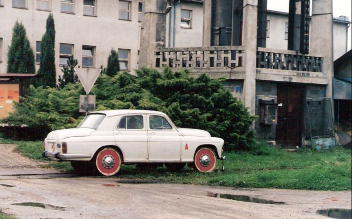  Osobná motor. drezína Warszawa pred vodárňou a novou adm. budovou RD Vrútky. Foto: M. Entner, 13.9.1996. 178 x 125 