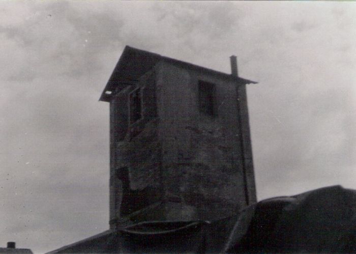  Bratislava východ - staré depo. Veža vysokej vodárne. Pohľad od Rače. Foto: D. Pykal, cca 1990. 125 x 88 