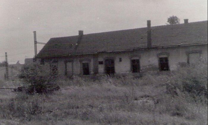  Bratislava východ - staré depo. Býv. personálna kuchyňa pred prestavbou, pohľad od točne. Foto: D. Pykal, cca 1990. 125 x 88 