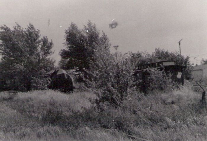  Bratislava východ - staré depo. Pohľad od točne smerom k vodárňam (ktoré nevidno). Burina, zaplachtovaná 331.0, vpravo skriňa Zlb. Foto: D. Pykal, cca 1990. 125 x 88 