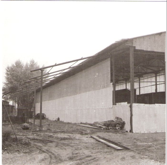  Bratislava východ - staré depo. Výstavba prístavby plechovej haly MDC. Vzadu vľavo demont. kabína 331.0 a skriňa Zlb. Anon., cca 1990. 111 x 111 
