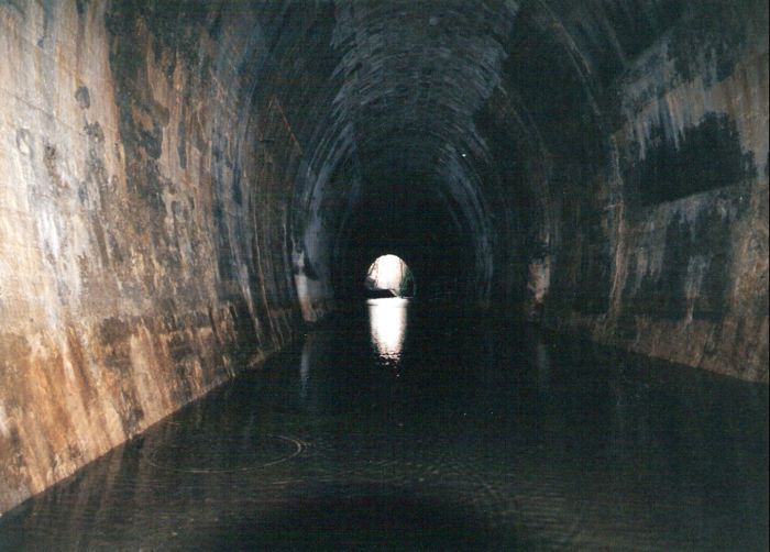  Nerealizovaná trať Slavošovce - Tisovec. Interiér Slavošovského tunelu (najdlhšieho), pohľad smerom na Magnezitovce. Foto: P. Lacko, zima 1998/99. 175 x 125 