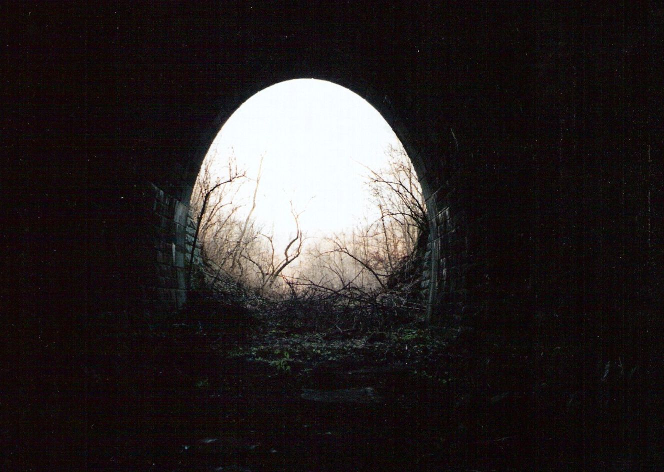  Nerealizovaná trať Slavošovce - Tisovec. Interiér Slavošovského tunelu (najdlhšieho - 500 m), pohľad smerom od Magnezitoviec. Foto: P. Lacko, zima 1998/99. 175 x 125 