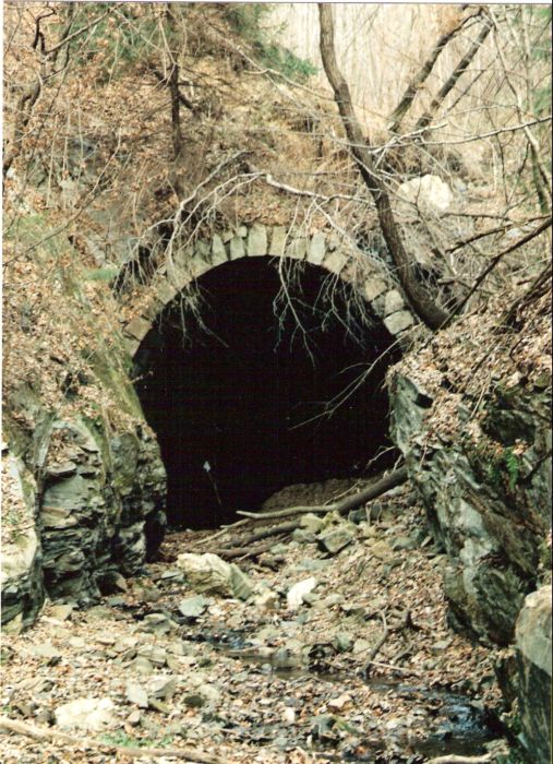  Nerealizovaná trať Slavošovce - Tisovec. Pohľad na portál tunelu pri Tisovci. Foto: P. Lacko, zima 1998/99. 125 x 175, zima 1998/99 