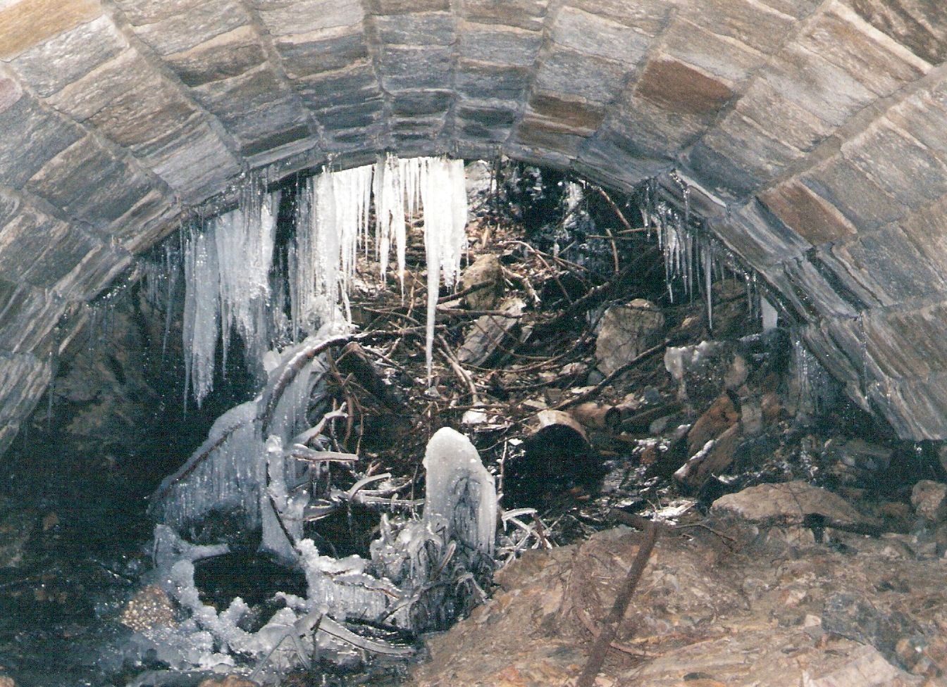  Nerealizovaná trať Slavošovce - Tisovec. Pohľad zvnútra neidentifik. tunela na vrchol kamennej klenby. Ústie tunela je zavalené. Foto: P. Lacko, zima 1998/1999. 175 x 125 