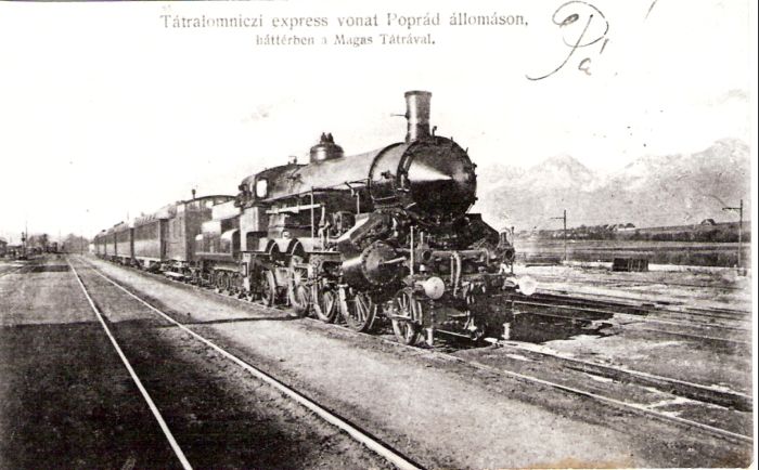  Parný rušeň I.p Ks.Od. (354.9) na čele šesťvozňového rýchliku vchádza do stanice Poprad. Vpravu trať TEŽ, vzadu Tatry. Anon., cca 1910 137 x 85 