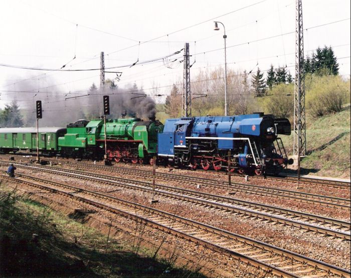  Parné rušne 477.013 + 486.007 + Da 7547 vchádza (v priestore odchod. návestidiel stanice) do Štrby od L. Mikuláša. Foto: P. Kallo, 6.5.2000. 177 x 125, COLOR 