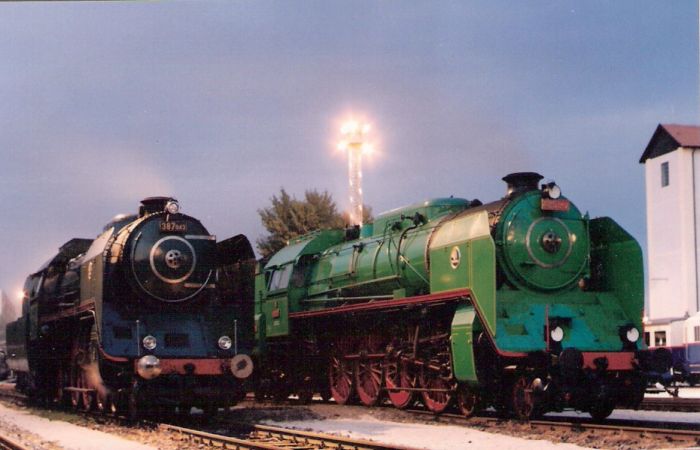  Parné rušne 387.043 a 486.007 v starom depe Bratislava východ počas 150. výročia železníc na Slovensku. Foto: P. Kallo, 22.8.1998. 125 x 88, COLOR 