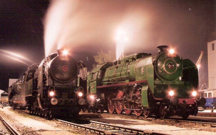  Parné rušne 464.102 + 486.007 v starom depe Bratislava východ počas 150. Výročia železníc na Slovensku. Vľavo vzadu 387.043. Foto: P. Kallo, 22.8.1998. 125 x 88, COLOR 