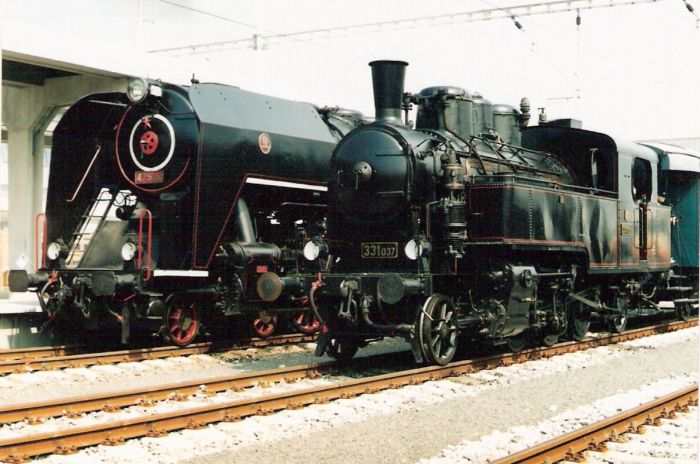  Parné rušne 475.196 + 331.037 na stanici Bratislava-Petržalka počas 150. Výročia železníc na Slovensku. Foto: P. Kallo, 21.8.1998. 125 x 88, COLOR 