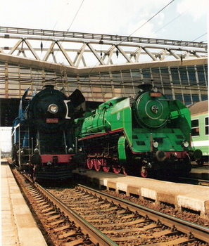  Parné rušne 477.013 a 486.007 v žst. Poprad-Tatry pred dopravnou kanceláriou. Pohľad zpredu. Vzadu nástupište TEŽ. Foto: P. Kukučík, 29.4.2000. 126 x 174, COLOR 