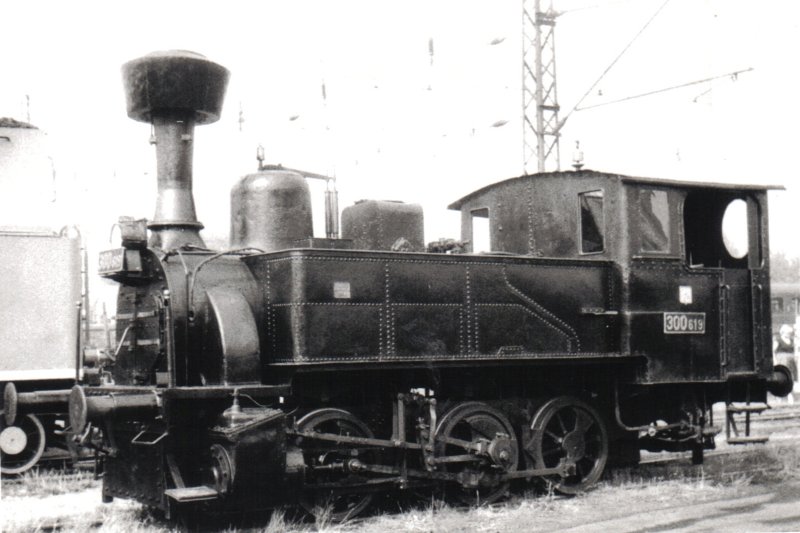  Parný rušeň 300.619 ČSD, Nymburk-město. Pohľad zľava zpredu. Anon., 19.9.1982. 122 x 83 