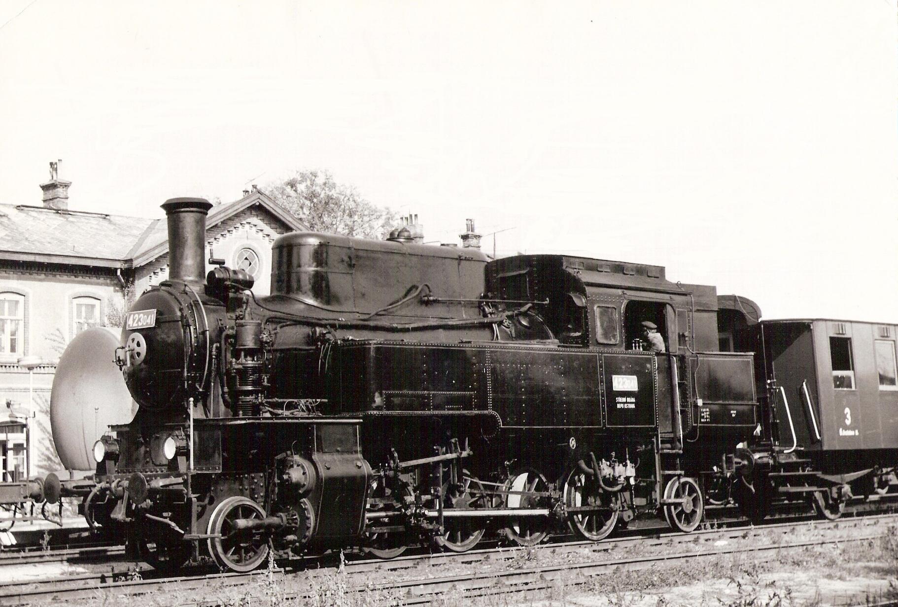  Parný rušeň 423.041+ koniec Ci v rámci skúš. jazdy, pohľad zľava. Vzadu priečelie výpravnej budovy Střelice (StEG). Anon., 4.10.1985. 233 x 180. 