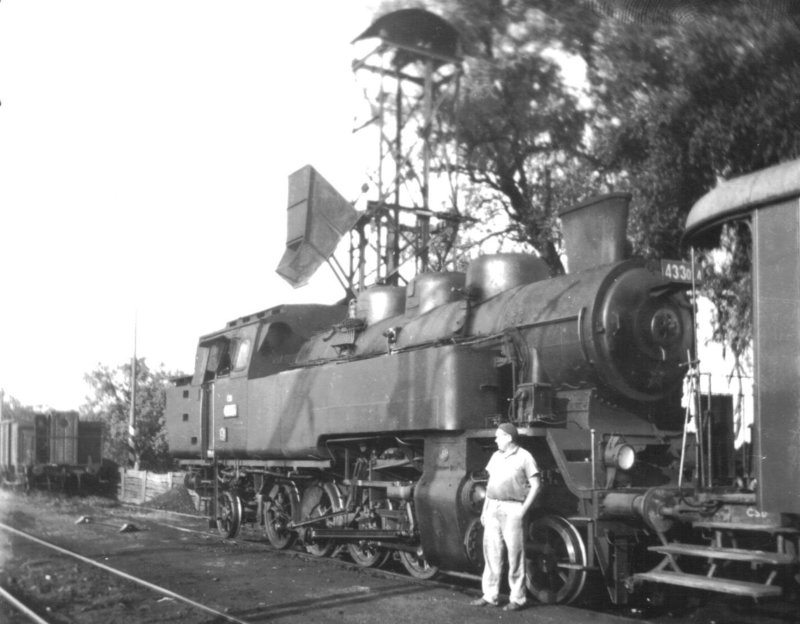  Parný rušeň 433.024 + koniec Ci pri jednokomorovom zauhľovacom žeriavu Teudloff v žst. Zohor. Pohľad zprava zpredu. Foto: M. Peciar, cca 1972. 120 x 120 