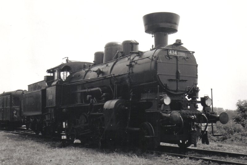  Parný rušeň 434.1100 v žst. Mšeno. Pohľad zprava zpredu. Anon., 27.6.1981. 172 x 120 