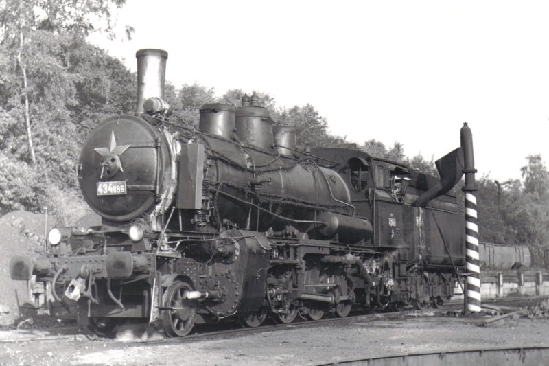  Parný rušeň 434.1195 v RD Liberec pri zbrojení vody. Pohľad zľava zpredu. Vpredu okraj točňovej jamy. Foto: P. David, 1970, 180 x 130 