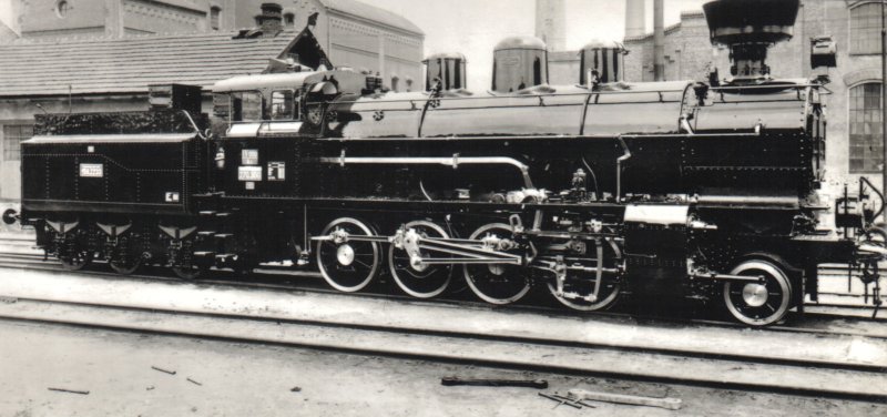  Parný rušeň 270.300 KKStB, neskôr 434.1100 ČSD. Pohľad zprava. Vzadu priemyselné budovy. Anon., 1920. 147 x 70 