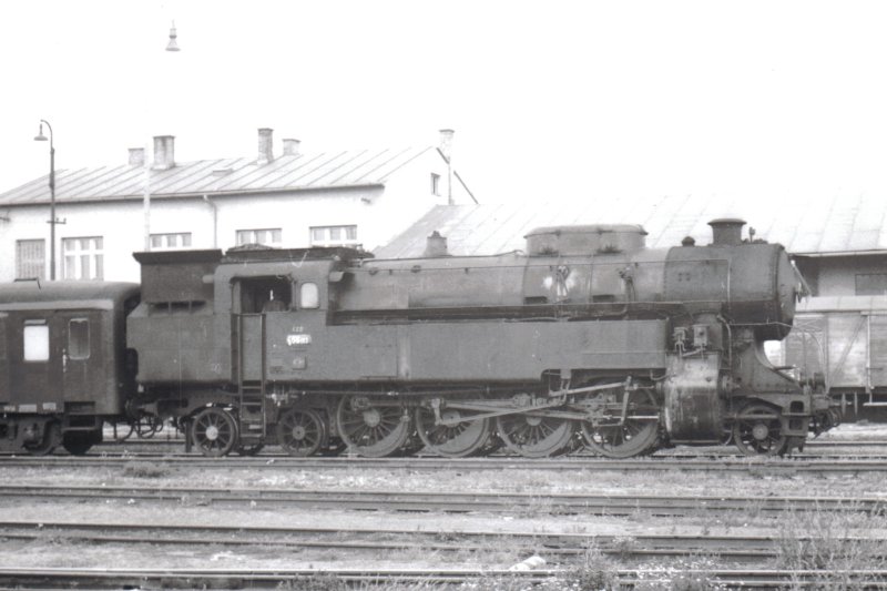  Parný rušeň 456.013 + kraj Da v žst. Martin. Pohľad zprava. Vzadu sklad, obytná budova, osvetľ. stožiar. Foto: J. Bosáček, 1969. 177 x 126 