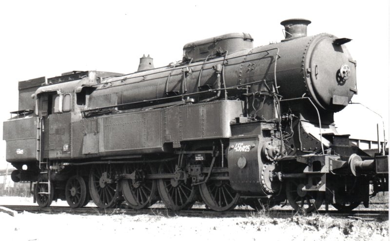  Parný rušeň 456.025 bez ojníc a výstred. Tyčí na šrotovisku Česká Lípa. Pohľad zprava zpredu. Foto: M. Malec, 24.3.1973. 160 x 100 