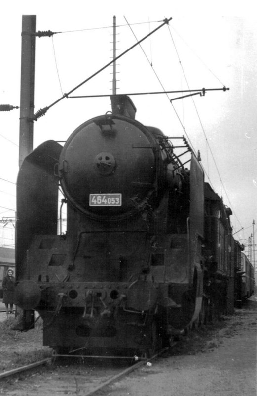  Parný rušeň 464.053 v Horní Cerekvi. Pohľad zpredu. Trolej. Foto: O. Čížek, 11.10.1987. 77 x 119 