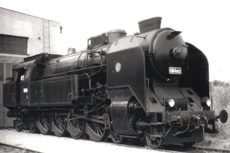  Parný rušeň 464.053 v Chomutove pred halou (depa ?). Pohľad zprava zpredu. Anon., 6.6.1982. 122 x 83 