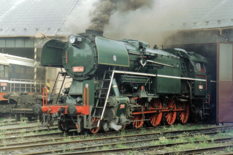  Parný rušeň 464.202 na paprsku rotundy v RD (Olomouc ?). Pohľad zľava zpredu. Vľavo vzadu 721 546-0. Anon., cca 2000. 150 x 102, COLOR 