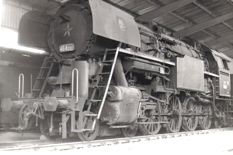  Parný rušeň 464.202 v hale depozitára NTM Čelákovice. Pohľad zľava zpredu. Foto: J. Kubáček, cca 1974. 130 x 84 