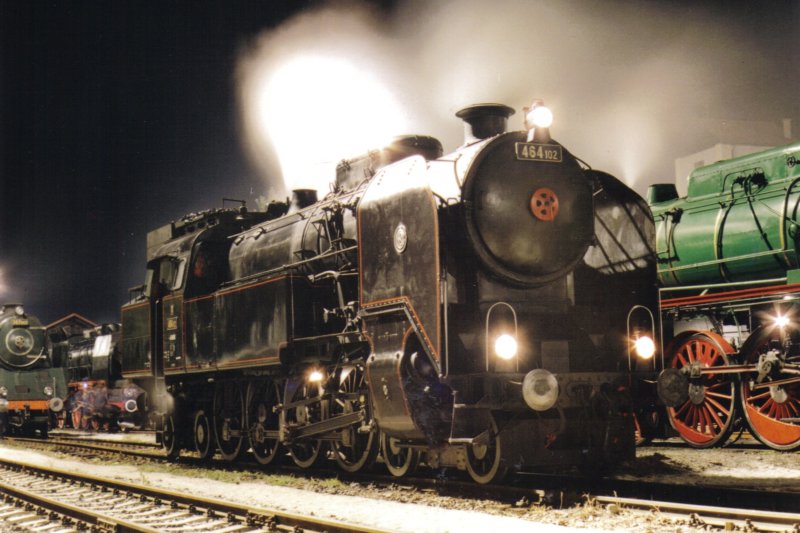  Parný rušeň 464.102 v starom RD Bratislava východ. Nočný pohľ. zprava zpredu. Vpravo časť 486.007, vľavo vzadu časť 387.043 a Pt 47 PKP. Foto: P. Kallo, 22.8.1998. 126 x 90, COLOR 