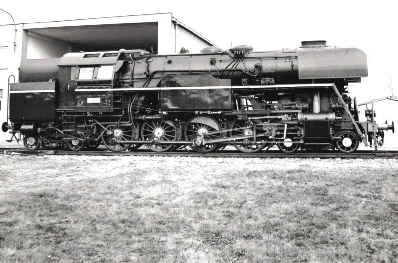  Parný rušeň 464.202 v Cerheniciach. Pohľad zprava. Vzadu priemyselná hala. Foto: M. Petr, 5.11.1983. 244 x 180 