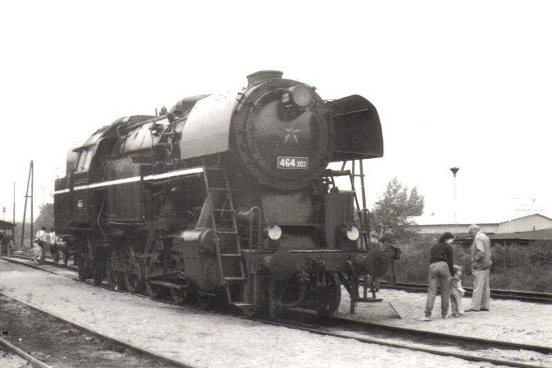  Parný rušeň 464.202 v RD Brno-Dolní počas výstava 130. rokov depa. Pohľad zprava zpredu. Vľavo 464.102, návštevníci výstavy, vzadu točňa. Foto: Z. Piešová, 1986. 130 x 90 